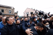 Bolsonaro fala com apoiadores após cerimônia de outorga do Título de Cidadão Honorário do Município de Anguillara Vêneta