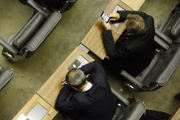 Enquanto um deputado cochilava, outro se distraía com o celular até que chegasse a hora de votar o decreto da intervenção 