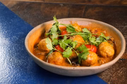 Nhoque de abóbora e frango ao creme de queijo minas meia cura, crocante de baru e tomate confit (R$ 28)