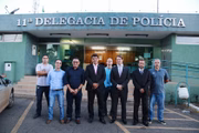 O diretor-geral da PCDF, Robson Cândido, e o presidente do Sindepo, Rafael Sampaio, com a equipe que fará o plantão noturno da 11ª DP