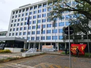 Prédio da Reitoria da USP com cartazes de protesto de estudantes, que pedem a contratação de mais professores