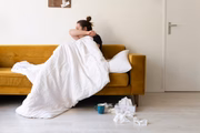 Segundo o Controle e Prevenção de Doenças dos EUA (CDC), "qualquer pessoa, independentemente da orientação sexual, pode espalhar a varíola de macacos por contato com fluidos corporais ou itens compartilhados (como roupas e roupas de cama) contaminados"
