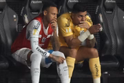 Neymar assistiu à partida do Santos do banco de reservas