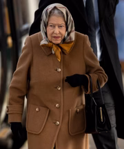 Elizabeth com lenço da Burberry 