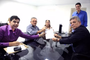 Alberto Fraga (DEM) recebeu servidores da educação no SIA. Na ocasião, se comprometeu a pagar a última parcela do aumento que está atrasada