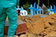 Em relação aos óbitos, até 20 de dezembro, foram confirmadas mais de 617 mil mortes. O Brasil é o segundo país com maior número acumulado, atrás apenas dos Estados Unidos Em relação aos óbitos, até 20 de dezembro, foram confirmadas mais de 617 mil mortes. O Brasil é o segundo país com maior número acumulado, atrás apenas dos Estados Unidos