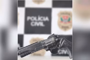 Simulacro de arma de fogo encontrado na casa do casal