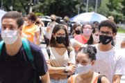 Candidatos chegam para a prova do Enem 2020, na Unip Marquês de São Vicente, na Barra Funda, zona oeste de São Paulo, em 17 de janeiro