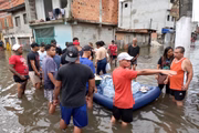 Moradores distribuem água e colchões para vítimas mais afetadas pela chuva