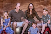 Duques de Cambridge ao lado dos três filhos: George, Charlotte e Louis 