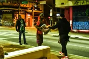 Em maio, o ator distribui mais de 150 cobertores e 200 pares de meias para moradores de rua