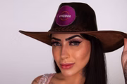 Ela é ex-peoa de A Fazenda 12