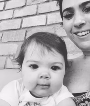 A pequena Clara Maria com a mãe, Tata Werneck