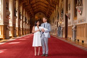 Meghan e Harry apresentam Archie aos súditos 