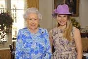 A atriz Juliana Baroni e a rainha Elizabeth II