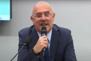 “Essa ideia que muitos têm de que a criança é inocente é relativa. Um bom resultado não vai ser obtido por meios justos e métodos suaves”, disse. Segundo ele, as crianças “devem sentir dor”. Um dia após tomar posse no Ministério da Educação, no entanto, retirou o vídeo da plataforma e, mais tarde, afirmou nunca ter falado sobre o assunto