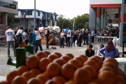 Brasilienses aglomerados em busca de emprego