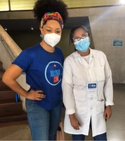 A técnica de enfermagem também vacinou a atriz Juliana Alves