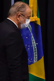 Procurador-geral Augusto Aras cumprimenta os senadores após a aprovação de sua recondução ao cargo