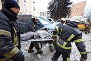 Equipes de resgate carregam uma pessoa ferida na maca, enquanto respondem a bombardeios de tropas russas no centro de Kharkiv, nordeste da Ucrânia