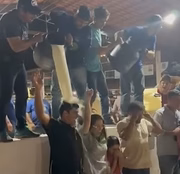 A família vencedora comemorou o feito tomando "banho" de leite