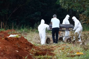 Vítima de Covid-19 é sepultada no Cemitério Municipal Vale da Paz, em Goiânia. Cena cada vez mais comum