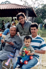 No Facebook, o governador relembrou o pai, Armando Leite Rollemberg, já falecido, e a mãe, Teresa Sobral