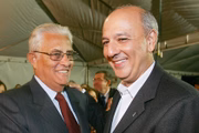 Registro feito em 23 de junho de 2008: o governador José Roberto Arruda cumprimenta o ex-senador Joaquim Roriz durante missa do padre Marcelo Rossi na Esplanada dos Ministérios
