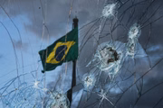 Vidraça quebrada durante ato golpista