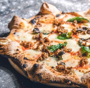 A pizza Carnevale é a sugestão do chef na Baco 
