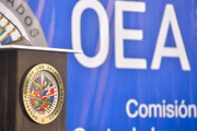A Organização dos Estados Americanos (OEA) é composta por 35 países localizados no continente americano. Tem como objetivo garantir a segurança e a paz no continente, promover a democracia, assegurar os direitos humanos e fortalecer a cooperação entre os povos