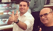 A relação de proximidade entre Flávio Bolsonaro e Fabrício Queiroz é longa. Ele foi o chefe de gabinete do então deputado estadual no Rio de Janeiro