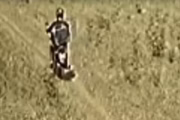 O homem, na motocicleta, ateando fogo na área que fica ao lado do Parque Ecológico da cidade