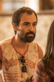 <b>Sinésio (Julio Andrade):</b> Irmão de Thelma (Adriana Esteves), é sócio dela no restaurante português. Quer, a todo custo, convencer a irmã a vender o local, pois receberam de Álvaro (Irandhir Santos) uma proposta tentadora. Porém, Thelma não concorda, fazendo com que os dois entrem em conflito por conta dessa desavença <b>Sinésio (Julio Andrade):</b> Irmão de Thelma (Adriana Esteves), é sócio dela no restaurante português. Quer, a todo custo, convencer a irmã a vender o local, pois receberam de Álvaro (Irandhir Santos) uma proposta tentadora. Porém, Thelma não concorda, fazendo com que os dois entrem em conflito por conta dessa desavença