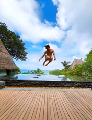 Os atores foram para um hotel de luxo na África