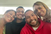Filhos e netos de Pelé posam no hospital em que o Rei está internado