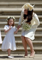 Os vestidos das daminhas foram desenhados por Clare Waight Keller e tiveram bolsos, para o conforto das pequeninas. Cada sapato tinha a inicial das garotas e a data do casamento: um presente da noiva para que elas se recordassem do dia