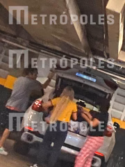 Vitão ajudou a guardar as compras de Luisa no carro