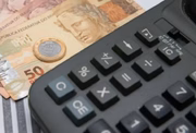 Além deles, há o Programa de Integração Social (PIS), contribuição paga por empregadores para custear o Fundo de Amparo ao Trabalhador e demais benefícios. Seguridade Social (COFINS), cobrada sobre o faturamento das empresas, e Contribuição Social sobre o Lucro Líquido (CSLL), que incide sobre o lucro de companhias