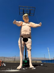 Estátua de Trump pelado 