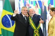 Lula e Alberto Fernandez durante a posse do presidente brasileiro e terão novo encontro durante a viagem de Lula à Argentina