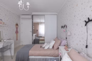 Para a personalização desse quarto, a arquiteta aderiu ao papel de parede e paleta de cores rosa, cinza e branco 