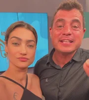 Dhomini e a esposa, Adriana gravam vídeo para as redes sociais