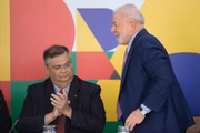 Lula é aplaudido por Flávio Dino em evento no Planalto