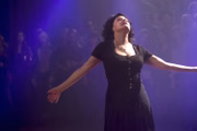 Audrey Horne (Sherilyn Fenn) dança no Roadhouse em cena do episódio 16.