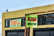 Em vez de comércio em funcionamento, há placas de "aluga-se"