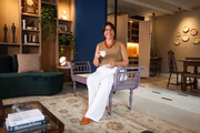Ângela em chaise adquirida em antiquário e repintada de lilás, "para dar uma bossa a mais" 