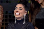 Mirella é cantora