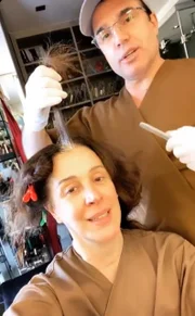 Jarbas faz algumas revelações enquanto pinta o cabelo de Claudia 