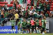 Jogadores do América-MG comemoram o gol da partida